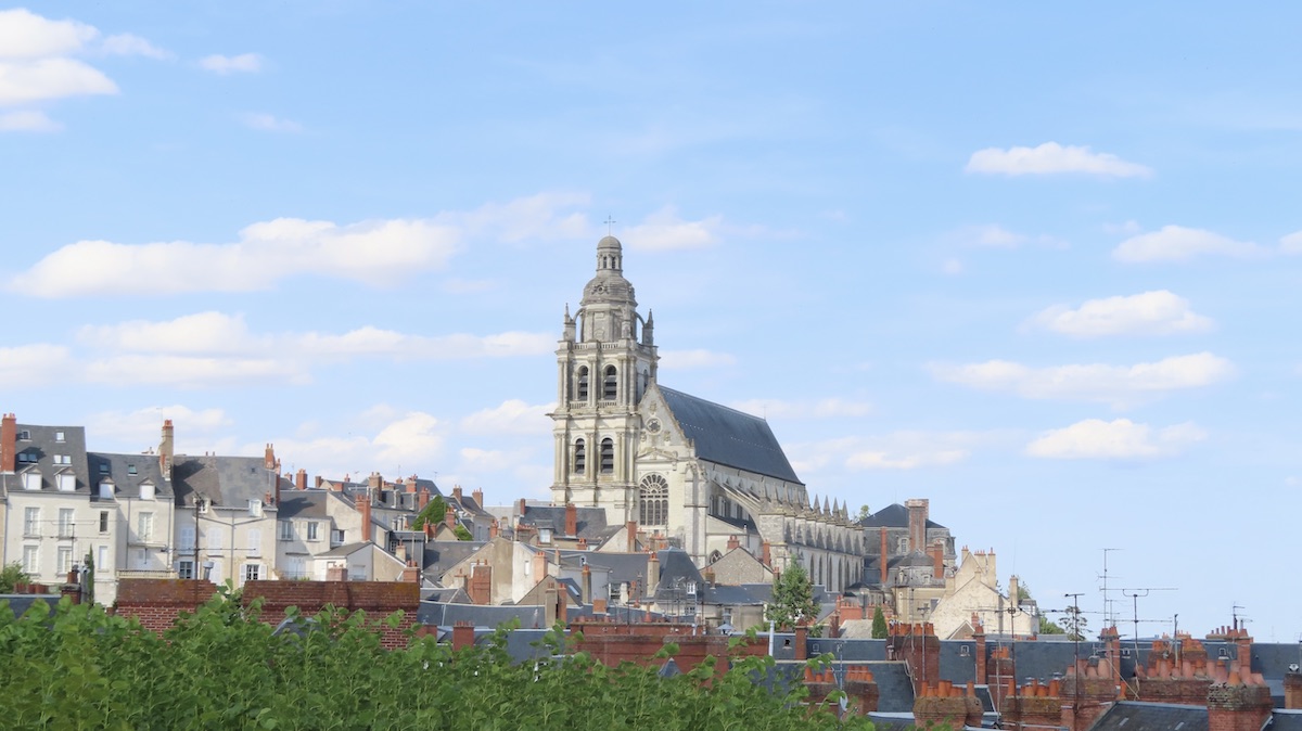 Cathédrale de Blois au dessus des toits de la ville